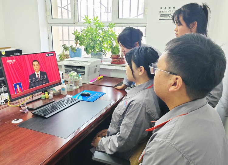 0306 路橋分公司黨支部組織黨員干部收聽(tīng)收看全國“兩會(huì )”直播盛況 (3)_副本.jpg